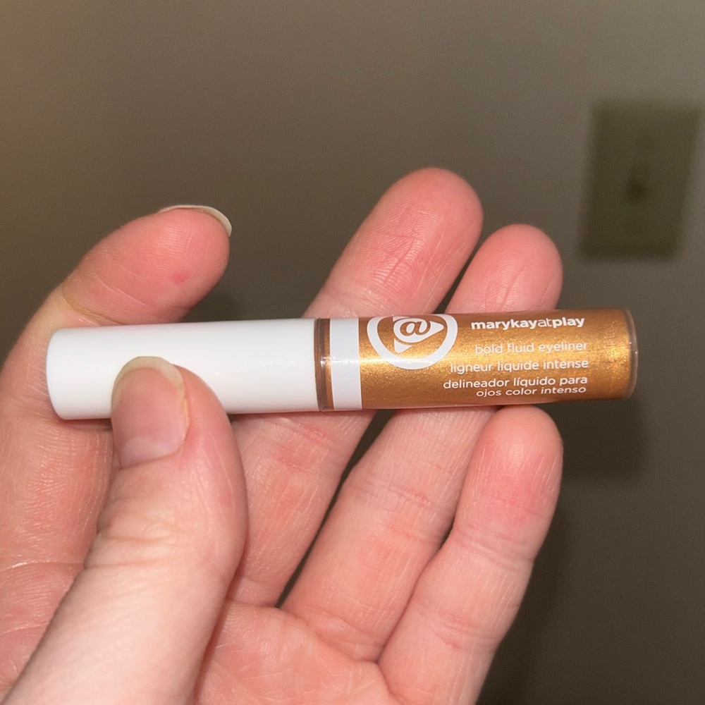 Mary Kay @ Play Gold Liquid Eyeliner